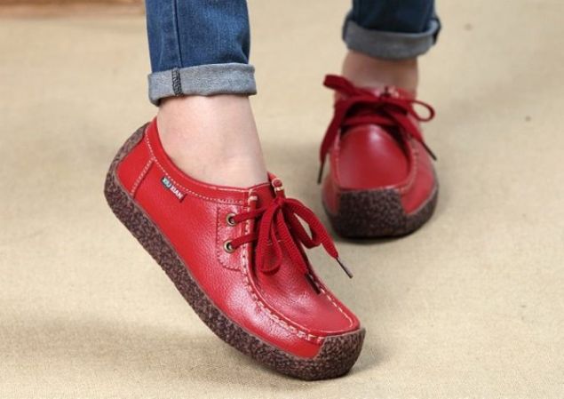   AYAKKABILARINIZI PARLATIN:   Muz potasyum ile doludur, ayakkab� cilalar� da �yle. Potasyum deriyi besler; dolay�s�yla muz ayakkab�lar�n�z i�in harika bir bak�m arac�d�r. Muz kabu�unun etli taraf� ile ayakkab�lar�n�z� g�zelce ovun. �nce, yap��kan bir tabaka ile kaplanan ayakkab�lar�n�z� birka� dakika bu �ekilde bekletin. Sonras�nda yumu�ak bir kuma� par�as� kullanarak, dairesel hareketlerle ayakkab�lar�n�z� temizleyin. 