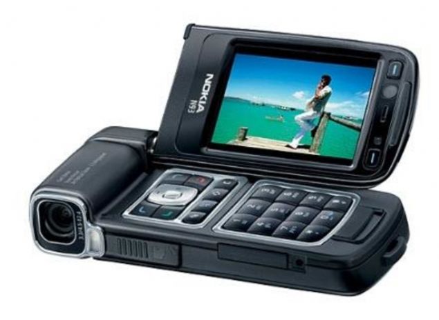   Nokia N93 :    2006 y�l�nda sat��a sunulan Nokia N93, telefon devinin �retti�i N-serisinin ilk modellerinden biri. 90 derece a��lan ekran�yla dikkat �eken telefonun kameras� ise 3.15 megapikseldi.  