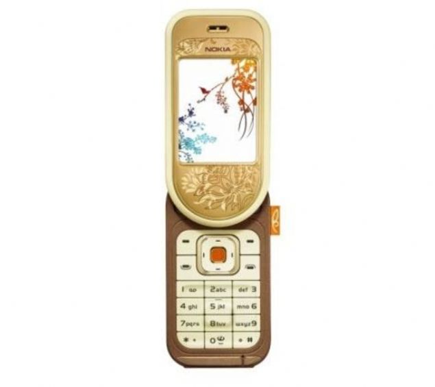   Nokia 7370 :    Nokia'n�n bir di�er ilgin� tasar�ma sahip �r�n� ise 7370't�. Ekran� 180 derece d�nebilen cihaz�n ekran ��z�n�rl��� ise 240x320 pikseldi.  