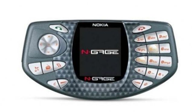    Nokia N-Gage :    Nokia'n�n 2003 y�l�nda sat��a sunulan ve tamamen oyun tutkunlar�na �zel olarak tasarlanan N-Gage model telefonu da s�rad��� bir tasar�ma sahipti. 