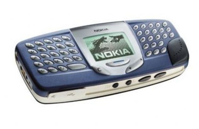   Nokia 5510   :  Nokia'n�n apayr� bir tasar�ma sahip olan telefonu 5510 ortadaki monokrom ekran�n iki taraf�nda bulunan klavyesiyle dikkat �ekiyordu.  