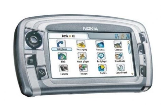    Nokia 7710 :    Nokia'n�n dokunmatik ekranl� telefonlar�ndan Nokia 7710, �irketin ilk dokunmatik ekranl� telefonuydu. Bug�n�n Lumia 920'sine k�yasla elbette son derece farkl� bir yap�dayd�. 