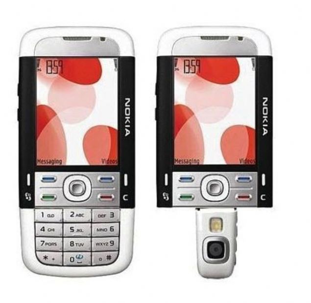    Nokia 5700 :    2007 y�l�nda kullan�c�lara ula�an Nokia 5700, XpressMusic serisi telefonlardan biri. Cihaz�n ufak renkli ekran� d���nda klavyesinin kameraya d�n��mesi ilgin� bir g�r�nt�ye neden oluyordu. 