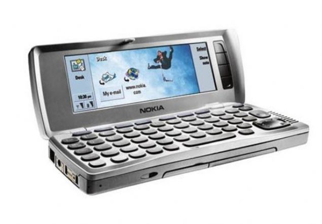    Nokia 9210i Communicator :    QWERTY klavyesiyle 2002 y�l�nda sat��a sunulan Nokia 9210i Communicator 52 MHz ARM 9 i�lemciden g�� al�yordu. 