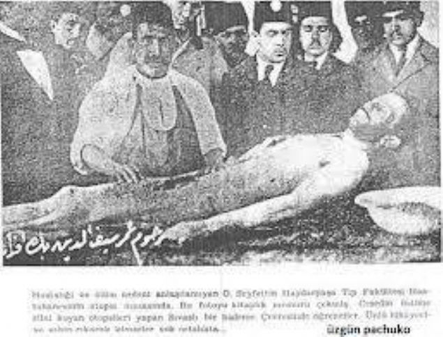 Bu fotorafta nl yazarn cesedini gryorsunuz. Etrafnda tp rencileri bulunuyor ve fotoraf ekildikten biraz sonra da bir hastane hademesi onun cesedinin ban kesiyor.  