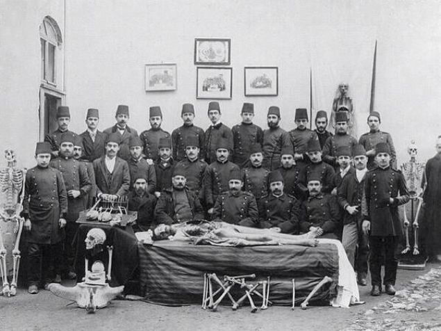 mer Seyfettin, eker hastal yznden sk sk ateleniyor ve eklem arlar ekiyordu. Her hastaneye gittiinde de kendisine romatizma tedavisi uygulanyordu. Ve de bol bol ekerli meyveler yemesi. Hal byle olunca da Seyfettinin durumu giderek arlat.  