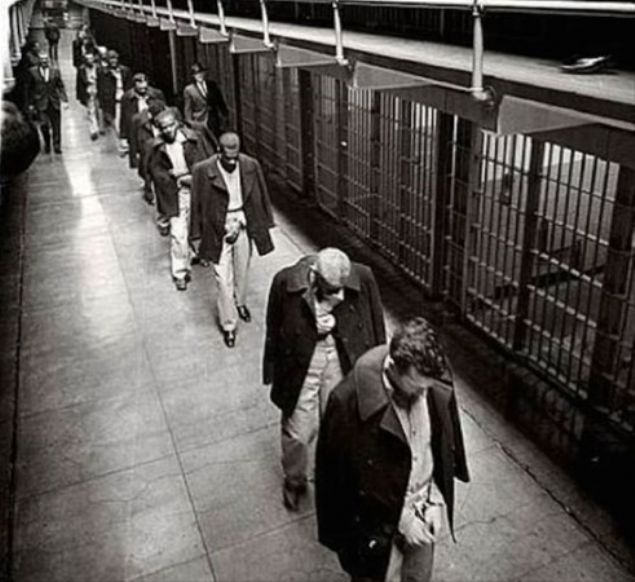  D�nyan�n en me�hur hapishanelerinden olan Alcatraz'dan tahliye edilen son mahkumlar, 1963.      