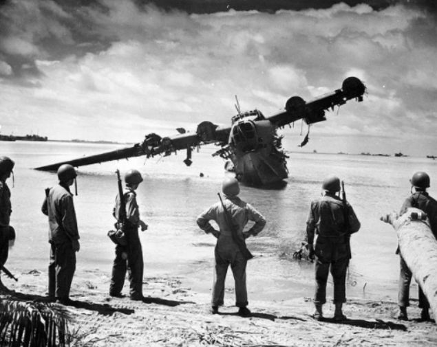 ABD askerileri taraf�ndan d���r�lm��, Japon ordusuna ait 4 motorlu ke�if, kargo ve bombard�man g�revlerini icra edebilen deniz u�a��, 24 ekim 1943       