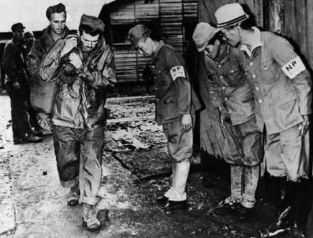 Sava�ta teslim olan Japonya'n�n askerlerinin, serbest b�rakt�klar� ABD'li esirlerin �n�nde e�ilmesi, 1945.      