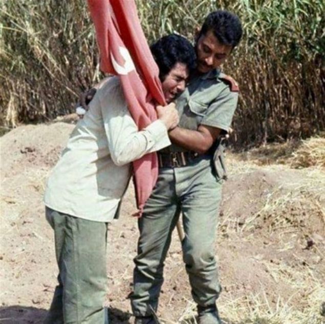 T�rk bayra��n� ve T�rk askerini g�r�nce mutluluktan a�layan K�br�s T�rk'� ( K�br�s Bar�� Harek�t� )      