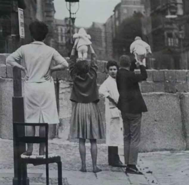  Bebeklerini Do�u Berlin'deki anne babalar�na g�steren aile, 1961.     