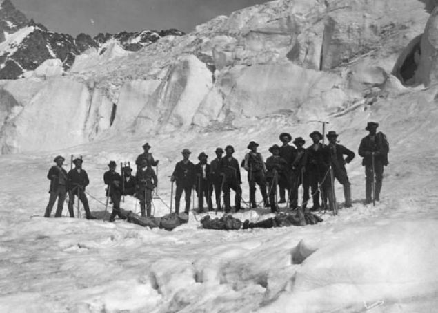  Mont Blanc'da mahsur kalm�� arkada�lar�n�n cesetleriyle poz veren da�c�lar, 1895.      