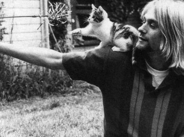 Kurt Cobain ve kedisi.      