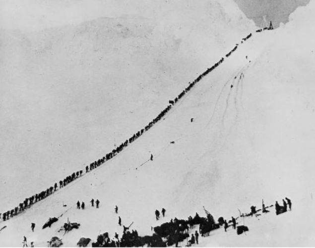  Alt�n avc�lar� kar k�� demeden Chilkoot ge�idini ge�erken, 1898.      