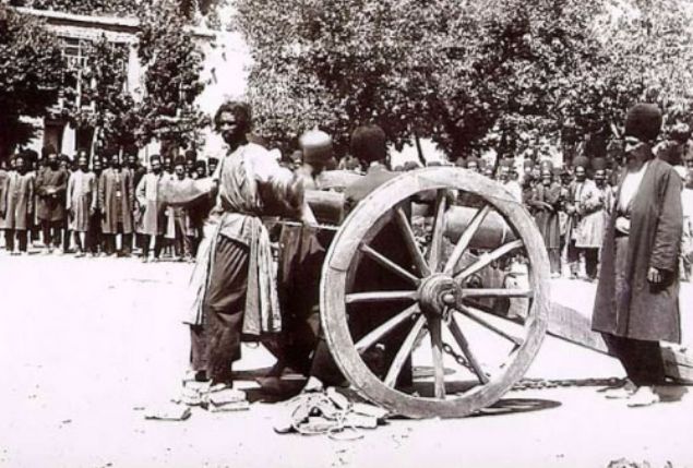  Biraz sonra ate�lenecek bir topun �n�ne ba�lanarak infaz edilmeyi bekleyen �ran'l� adam, 19. y�zy�l�n sonlar�.      