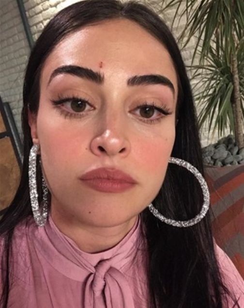 G�zelli�i ile dikkat �eken Esra Bilgi�'in eski bir foto�raf� ortaya ��kt� ve g�renler �a�k�na d�nd�.     