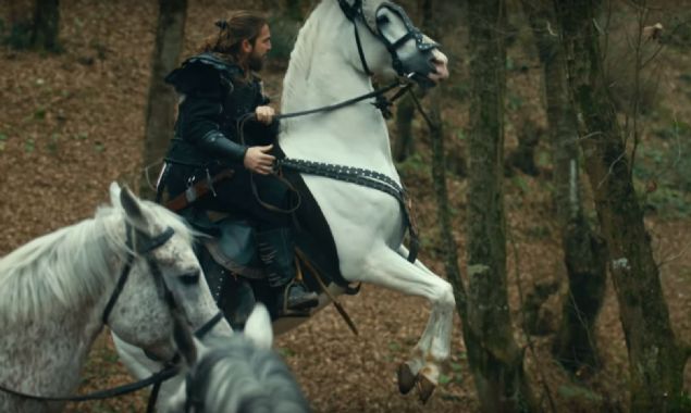 Ya�anan hadiselerden sonra kalenin kap�lar�n� ve kaleye gelen yollar� tutmu� olan T�rk obalar�n�n alplar� ne yapacak? Fetih ertelenecek mi? Yoksa taarruza m� ge�ilecek? 