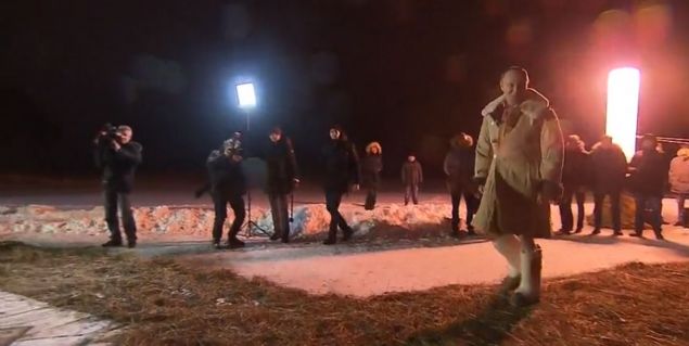  Rusya Devlet Ba�kan� Vladimir Putin, Seliger G�l�n�n buz gibi so�uk sular�na dalarken foto�rafland�.    