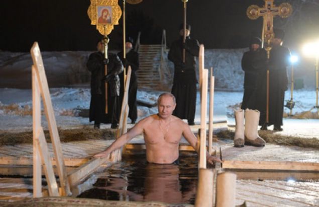  Ortodoks Hristiyanlar� Epiphany ismi verilen vaftiz yapmak i�in so�uk suya giriyor.  