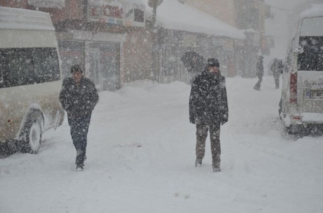 Souk havalarn hissedilir derecede dmesinden sonra saanak yalar yerini kar yana brakt. Meteoroloji Genel Mdrl'nden yaplan son dakika hava durumu verilerine gre kar ya tm yurdu etkisi altna alacak. stanbul'da yaayan vatandalarn merak ettii sorularn banda gelen stanbul'a kar ne zaman yaacak? sorusunun cevab da verildi. te tm detaylar.           