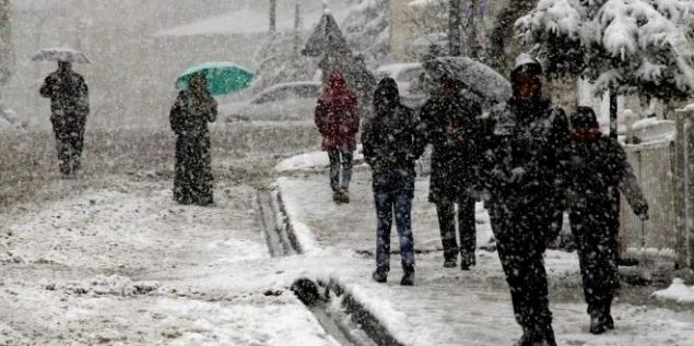          STANBUL'DA BEKLENEN KAR YAII BALADI  <br><br>  stanbul'da yaayan vatandalarn uzun sredir merakla ve heyecanla bekledii kar ya balad. Bugn stanbul'da genellikle karla kark yamur ve kar eklinde gemesi bekleniyor.  