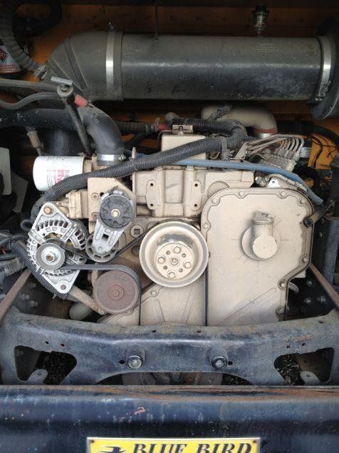 Havac�l�k imalathanesinde �al��an Brain ve i� mimar e�i Sullivans ile beraber hurdal�k bir okul otob�s� sat�n al�p g�nlerce �zerinde �al���p harika bir eve �evirmeyi ba�ard�.     