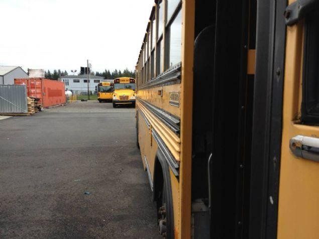 Havac�l�k imalathanesinde �al��an Brain ve i� mimar e�i Sullivans ile beraber hurdal�k bir okul otob�s� sat�n al�p g�nlerce �zerinde �al���p harika bir eve �evirmeyi ba�ard�.     