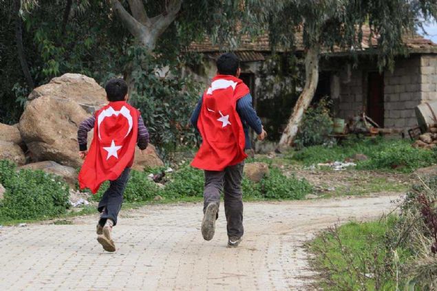 VATANDA� BA�RINA BASTI   <br><br>    T�rk Silahl� Kuvvetleri'nin Afrin'e y�nelik harek�t�nda kara unsurlar� da s�n�r� ge�erken, Mehmet�ik s�n�r�n T�rkiye taraf�ndan vatanda�lar�n sevgi g�sterileri ve tezah�ratlar aras�nda u�urland�. Baz� vatanda�lar askerlerle foto�raf �ektirdi. Askerler de kendilerine sevgi g�sterisinde bulunan �ocuklar� selamlad�. Hatay'da ev ve i�yerleri bayraklarla s�sleniyor.  