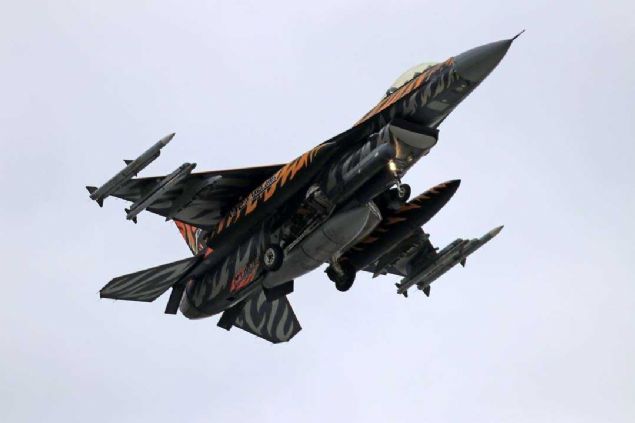 ��rnak Silopi'deki Altubey Hudut Karakolu sorumluluk sahas�ndan g�zlenen PYD karakolu ile Yankale Hudut Karakolu sahas�ndan g�zlenen karakoldaki s�zde PYD flamas�n�n indirildi�i, yerine beyaz bayrak as�ld��� belirtildi.      