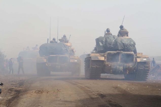                                                                 TRK SLAHLI KUVVETLER, KONTROL ALTINDAK AZEZDEN AFRNE YEN CEPHE ATI  <br><br>  Zeytin Dal Harektnn nc gnnde Trk Silahl Kuvvetleri doudaki Azezden Afrine kara harektn balatt.                                                        