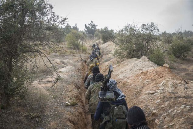                                                                 Zeytin Dal Mnbie uzanyor   <br><br>  zgr Suriye Ordusu (SO) terr rgt PYD/PKKnn kontrol altndaki Mnbie de askeri harektn baladn duyurdu.                                                        