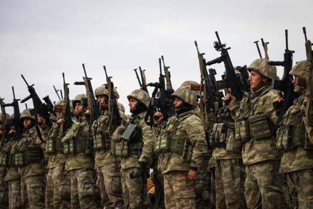 TSK destekli operasyon birlikleri, b�lgeye d�n sabah �� koldan operasyon ba�latt�. Operasyona sava� u�aklar�n�n yan� s�ra tank ve top at��lar� ile destek verildi. B�lgede operasyonu izleyen bir grup gazeteci de iki ate� aras�nda kal�rken zor anlar ya�ad�.      