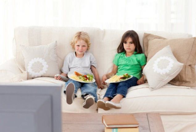 Tv karsnda yemek yiyebilir<br><br>    Tv yada baka bireyle megulken ocuk yediinin tadn alamaz. Bu durum hem yiyecekten uzaklamasn hemde anti-sosyal olmasna sebep olur 