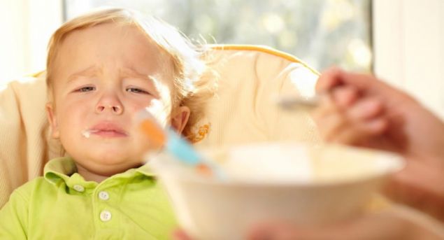 Yiyecekleri bulama olarak vermek<br><br>      Annelerin en sk yapt hatalardan birisi bebeklerine verecekleri yiyecekleri kartrp vermektir. Bu durum ocuklarn farkl tatlar engellemesine sebep olur 