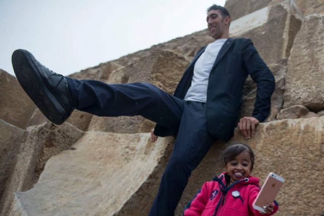 Dnyann yaayan en uzun adam olarak Guinness Rekorlar Kitabnda yer alan Sultan Ksen, Msr turizmine destek iin Kahire'ye gitti.   