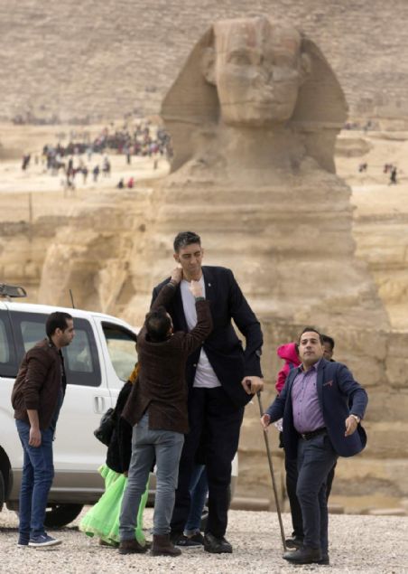 Msr Kltr ve Turizm Bakanl'nn daveti zerine bakent Kahire'ye giden 'Dnyann en uzun adam' Mardinli Sultan Ksen ve Dnyann en ksa boylu kadn Hindistanl Jyoti Amge, Giza Piramitleri'ni ziyaret etti.   