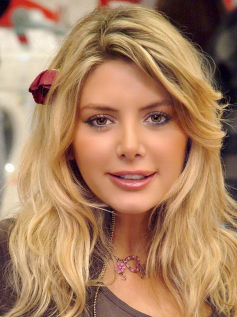                                                                 BABASIYLA NEDEN KONUMUYOR? Bilindii zere Aysun Kayac ve babas Selahattin Altnz uzun zamandr kavgal. Babasn reddeden Aysun Kayac Selahattin Altnz' kesinlikle grmek istemediini dile getiriyor. 15 yandan beri ekranlarda olan Aysun Kayac'nn babasyla grmeme nedeni ise hret yolunda ona engel olmas.                                                        