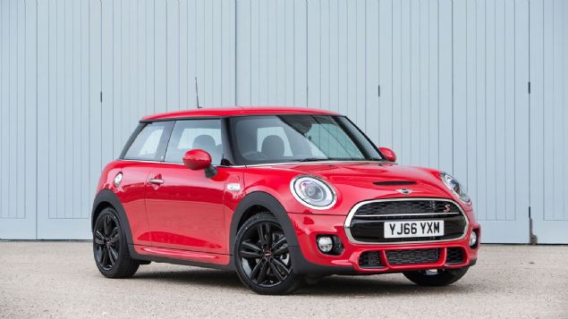 MINI Cooper ve MINI Cooper Convertible: MINInn sevilen modeli Cooper, yenilenen yz ve ift kavrama otomatik anzman ile karmza kacak.   