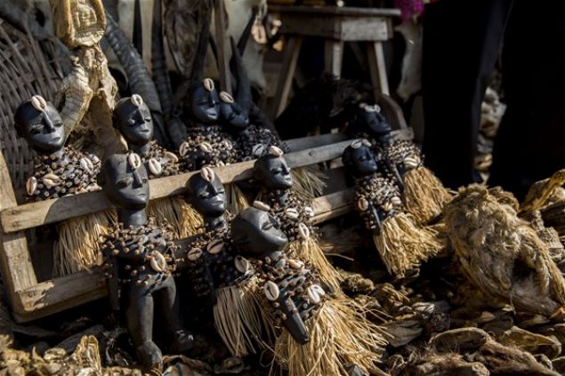 Vudu bebekleri, b�y� i�in kullan�l�r. B�y� yap�lacak birinin v�cut par�alar�, b�y�y� kuvvetle�tirmek i�in bebek yap�s�na da eklenebilir.      