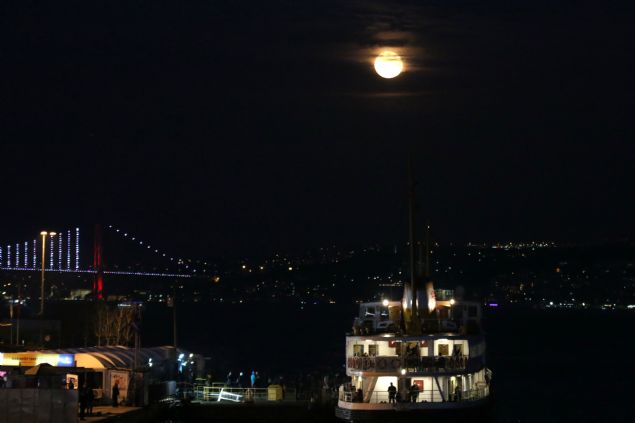   'Sper Kanl Mavi Ay' TS 18.34'te Trkiye'den ksmen de olsa izlenebilecek. Trkiye'den bakldnda Dnya'nn glgesi Ay'n neredeyse yarsnn zerine dm ekilde grlecek. Tutulmann en iyi izlenecei yer ise ABD'nin Bat yakas ve Gneydou Asya lkeleri olacak.         