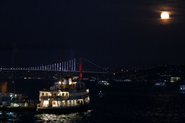    Merakla beklenen Sper Kanl Mavi Ay Tutulmas dnyann farkl blgelerinde gzlemlenmeye baland. Gezegenimizin tek uydusunun yaatt grsel len ise objektifler tarafndan kayt altna alnd.        