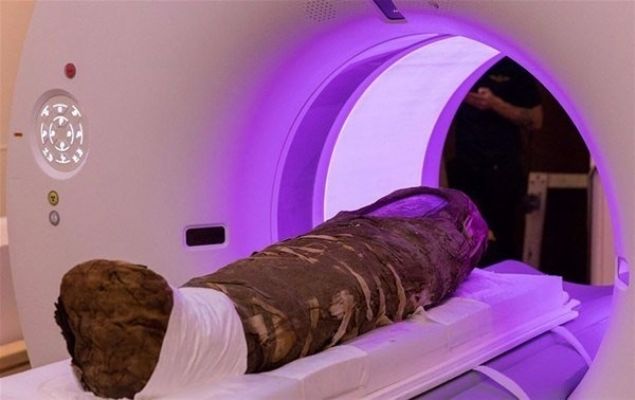 Keten kuma�larla s�k�ca sar�lm�� bedenin y�z�ne yerle�tirilmi� olan �ocuk portresi, ara�t�rmac�lar� heyecanland�r�yor.  