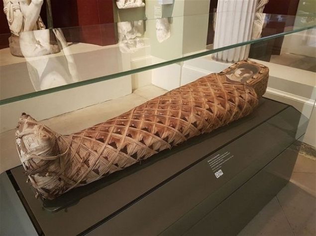 Mumyan�n, 1900 y�l �nce �lm�� be� ya��ndaki bir k�z �ocu�una ait oldu�u d���n�l�yor. D�nyada var oldu�u bilinen bu 'portre mumyalardan' sadece 100 tane var. 