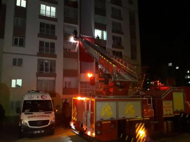 �ehidin ailesine ak�am saatlerinde haber verildi. Ailenin evine T�rk bayraklar� as�ld�. Fenala�an aile yak�nlar�na sa�l�k ekipleri m�dahale etti.     