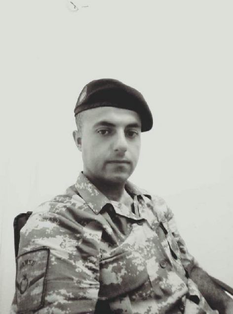 Afrin'de �ehit d��en Tank�� Uzman Onba�� Halil �brahim Ayg�l'�n, �orum�un Alaca il�esinde ya�ayan annesi Zeynep Ayg�l'e ac� haber verildi. Suriye�nin kuzeyindeki �eyh Horoz b�lgesinde ter�r �rg�t� mensuplar�nca ger�ekle�tirilen sald�r� sonucu isabet alan tankta bulunan 26 ya��ndaki Tank�� Uzman Onba�� Halil �brahim Ayg�l��n ana oca��na ate� d��t�. �orum�un Alaca il�esinde Denizhan Mahallesi�nde oturan �ehidin annesi Zeynep Ayg�l�e ac� haber, Alaca Kaymakam� Ramazan Kurtyemez, Belediye Ba�kan� Muhammed Esad Eyvaz ve askeri yetkililer taraf�ndan verildi.     