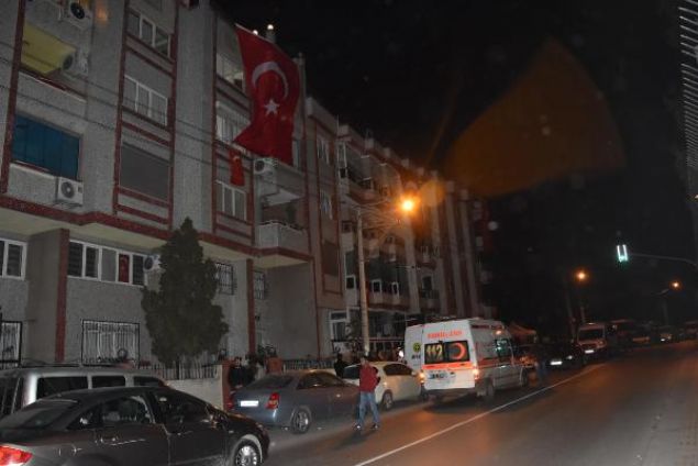 DEVRE ARKADA�I DA FIRAT KALKANI'NDA �EH�T OLMU�: F�rat Kalkan� Harekat� kapsam�nda Suriye'nin El Bab b�lgesinde DEA�'l� ter�ristlerle ��kan �at��mada �ehit olan te�men Furkan Yayla'n�n (25) da �ubuk�u'nun devre arkada�� oldu�u belirtildi. �ehit �ubuk�u'nun, arkada�� Te�men Furkan Yayla'n�n cenazesinde, �ehidin annesine sar�ld��� g�r�nt�ler y�rekleri da�lad�.     