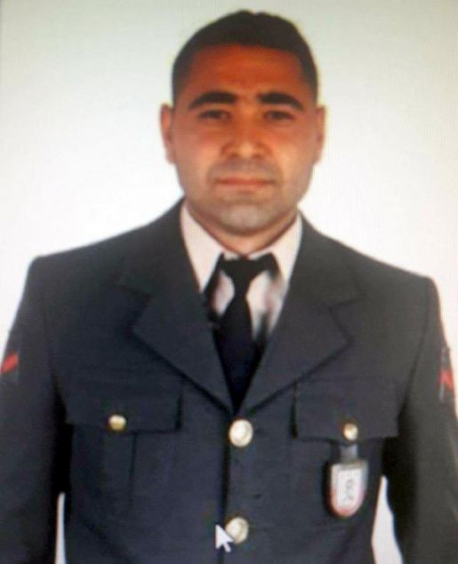 Kaymakam Mustafa Erkay�ran, Belediye Ba�kan� Ayhan Yavuz ile askeri yetkililerden ac� haberi alan bekar Bayram'�n annesi Zeycan ile babas� Mustafa Bayram, g�zya��na bo�uldu.     