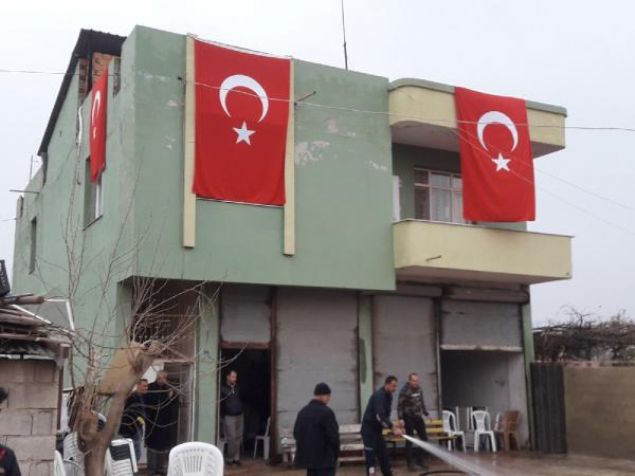 �ehit haberiyle eve ak�n eden yak�nlar�, Bayram �iftini teselli etmeye �al��t�. �ehidin 2 katl� evine T�rk bayraklar� as�ld�, evinin �n� temizlendi. �ehit Ahmet Bayram'�n cenazesinin yar�n K�r�khan il�esinde topra�a verilece�i bildirildi.     