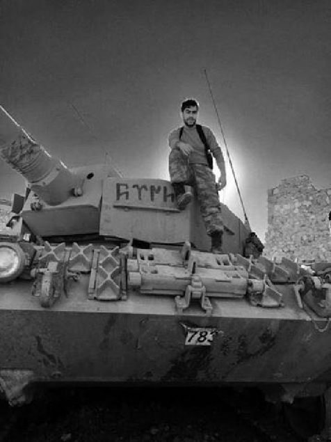 Afrin'de �ehit d��en Uzman Onba�� F�rat Karaca'n�n (28), Mu�'taki ailesine ac� haber verildi. Merkez Ye�ilyurt Mahallesi'nde Ziyamet-Alican Karaca �iftinin 3 �ocu�unun en k����� ve bekar olan 28 ya��ndaki F�rat Karaca, TSK'n�n Suriye'nin Afrin b�lgesinde y�r�tt��� 'Zeytin Dal� Harekat�'nda 4 silah arkada��yla birlikte �ehit d��t�. 7 y�ld�r uzman onba�� olarak g�rev yapan Tank�� Uzman Onba�� F�rat Karaca'n�n, Mu�'ta ya�ayan babas� Alican Karaca'ya ac� haber verildi. Ac� haberi, Vali Aziz Y�ld�r�m, Garnizon Komutan� Albay Cem Karo�lu, Belediye Ba�kan� Feyat Asya verdi. O�lunun �ehit haberini alan baba Alican Karaca ayakta durmakta g��l�k �ekerken, �ehidin yak�nlar� g�zya�lar�na bo�uldu. �ehidin akci�er kanseri olan annesi Ziyamet Karaca'ya ise, sa�l�k personelleri e�li�inde ac� haber verildi.     