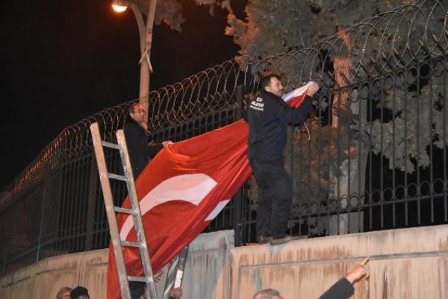 Tank�� te�men Muhammed Cihangir �ubuk�u'nun �ehit oldu�u haberini, Buca il�esi �nk�lap Mahallesi'nde ya�ayan ailesine askeri yetkililer verdi. Sa�l�k ekipleri tedbir ama�l� evin �n�nde beklerken, ac� haberi alan te�men �ubuk�u'nun yak�nlar�, g�zya�lar�na bo�uldu. T�rk Bayra�� as�lan �ehit evi, taziyeye gelen yak�nlar� ve kom�ular�yla dolup ta�t�. �ubuk�u ailesinin evinin kar��s�ndaki NATO Karargah�'n�n duvarlar�na da T�rk Bayraklar� as�ld�.     